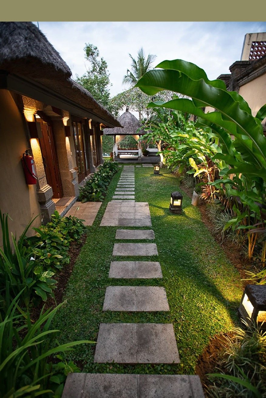 Allée paysagère éclairée dans un jardin de villa